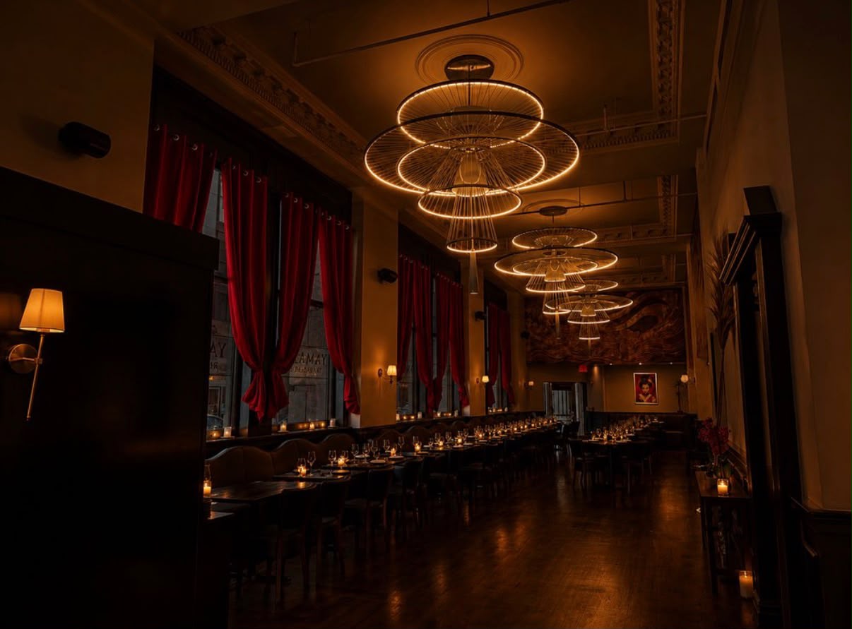 The Yamasaki dining room beneath sculptural ring chandeliers